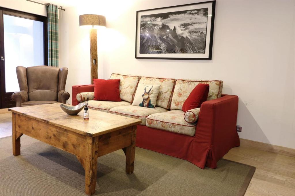 a living room with a couch and a coffee table at Cozy Alpine Stay Séjour cosy au centre in Chamonix