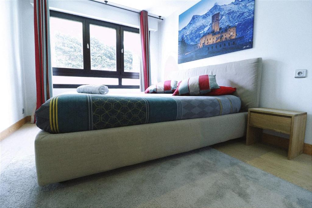 une chambre avec un lit dans une pièce avec une fenêtre dans l'établissement Cozy Alpine Stay Séjour cosy au centre, à Chamonix-Mont-Blanc