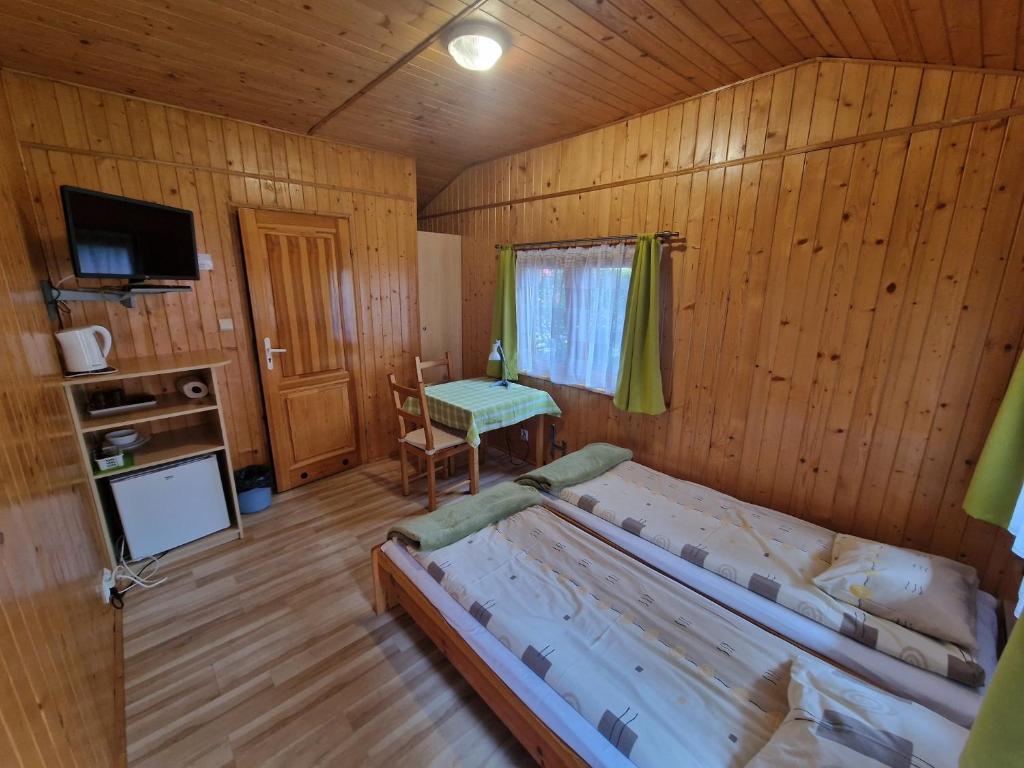 Televízia a/alebo spoločenská miestnosť v ubytovaní Filarówka