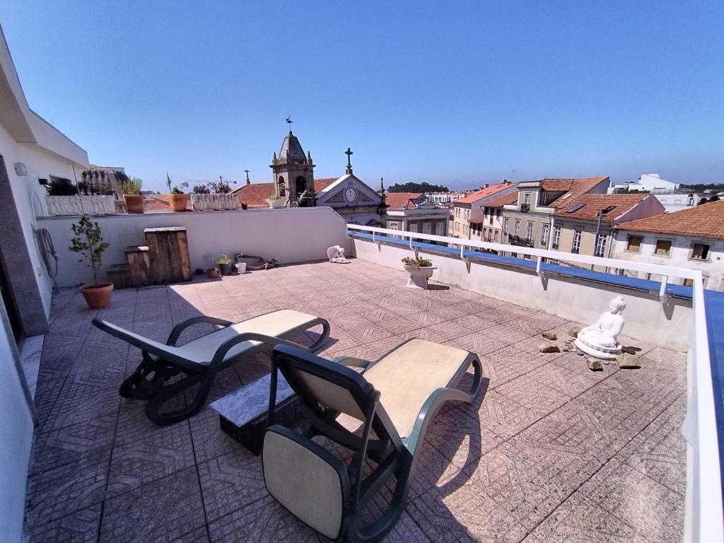 a group of chairs sitting on top of a roof at ImoWeMo OVAR - Ovarinha Girassol in Ovar