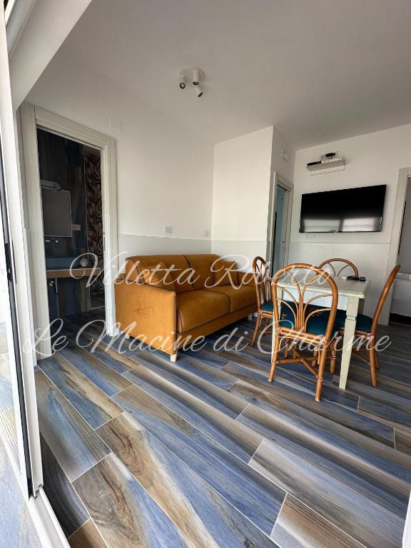 a living room with a couch and a table at Villetta Roberto Le Macine di Charme - Pugnochiuso Resort in Vieste