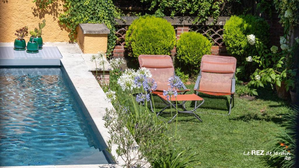 Bazén v ubytování Le Rez de Jardin Albi nebo v jeho okolí