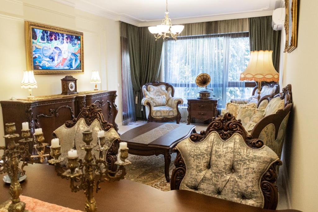 Central Luxury Antique Apartment