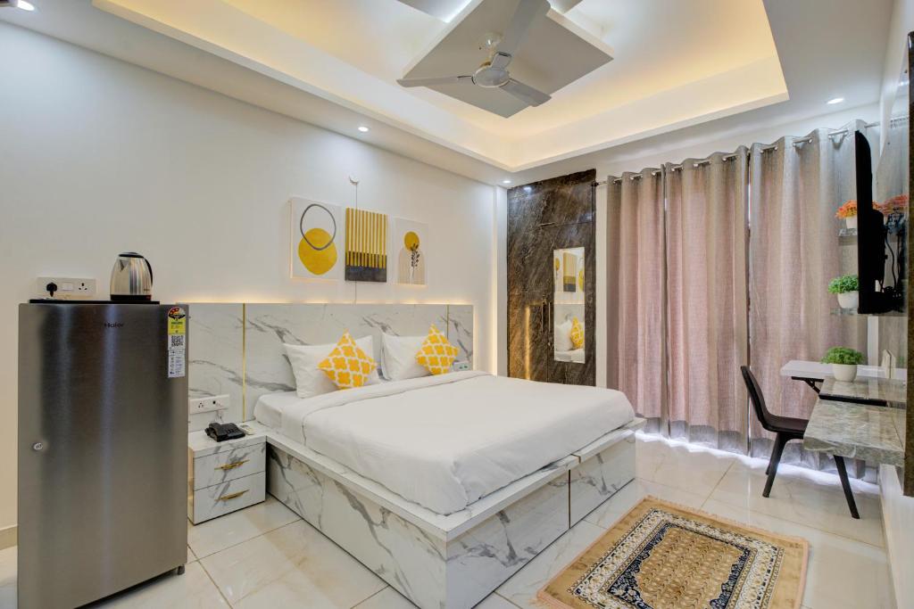 Postel nebo postele na pokoji v ubytování The Empire Studioz Hotel Golf Course Road Studio with Kitchen & Balcony One Horizon Center Paras Hospital Cyber City