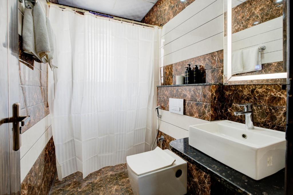 Koupelna v ubytování The Empire Studioz Hotel Golf Course Road Studio with Kitchen & Balcony One Horizon Center Paras Hospital Cyber City