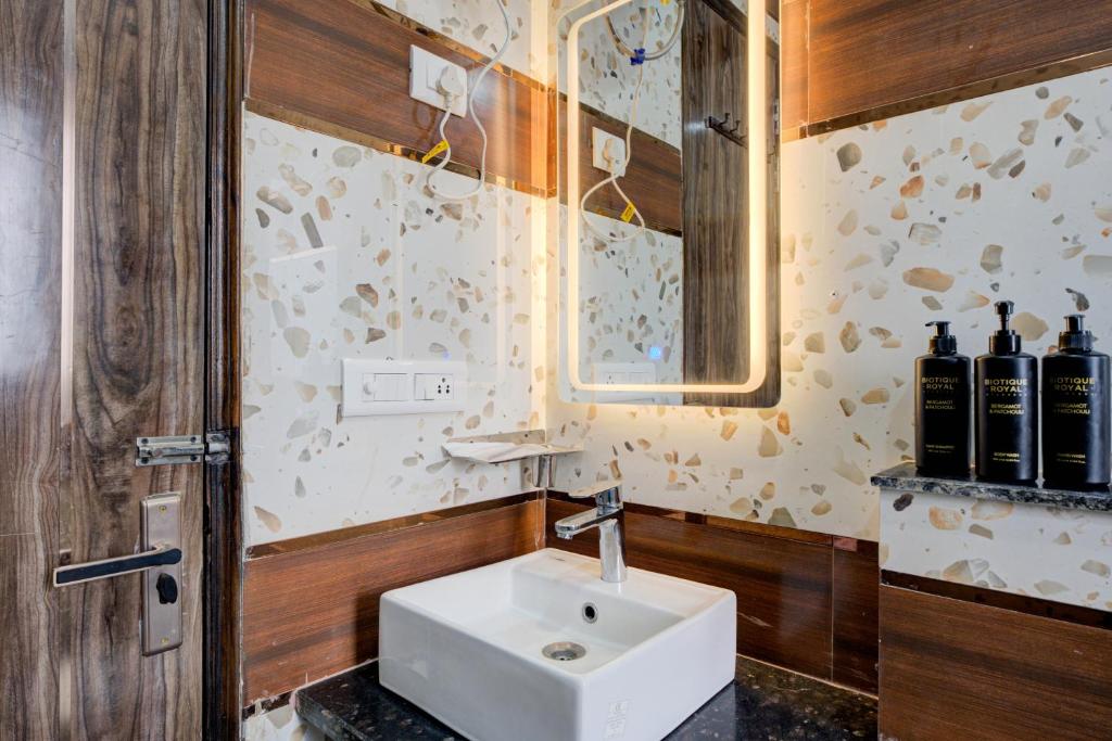 Koupelna v ubytování The Empire Studioz Hotel Golf Course Road Studio with Kitchen & Balcony One Horizon Center Paras Hospital Cyber City