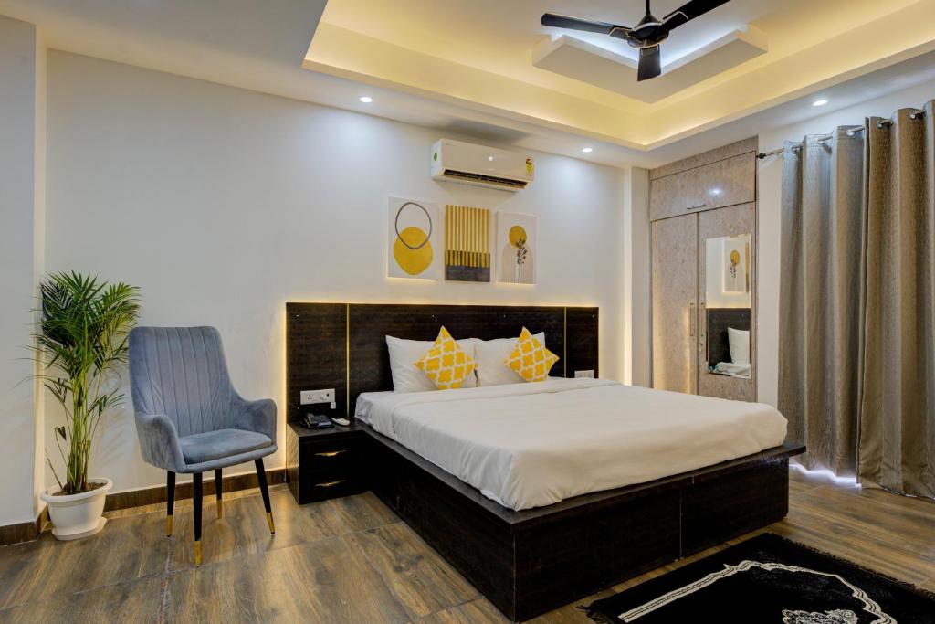 Postel nebo postele na pokoji v ubytování The Empire Studioz Hotel Golf Course Road Studio with Kitchen & Balcony One Horizon Center Paras Hospital Cyber City