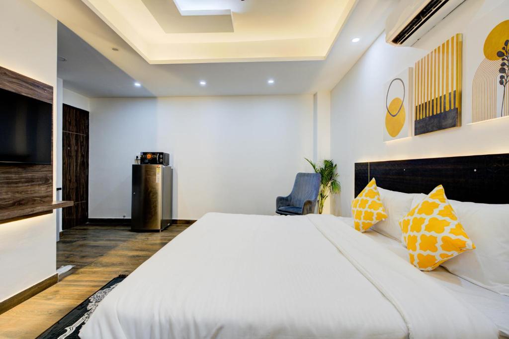 Postel nebo postele na pokoji v ubytování The Empire Studioz Hotel Golf Course Road Studio with Kitchen & Balcony One Horizon Center Paras Hospital Cyber City