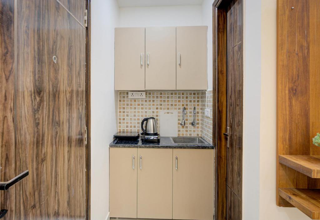 Kuchyň nebo kuchyňský kout v ubytování The Empire Studioz Hotel Golf Course Road Studio with Kitchen & Balcony One Horizon Center Paras Hospital Cyber City