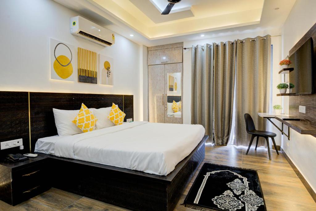 Postel nebo postele na pokoji v ubytování The Empire Studioz Hotel Golf Course Road Studio with Kitchen & Balcony One Horizon Center Paras Hospital Cyber City