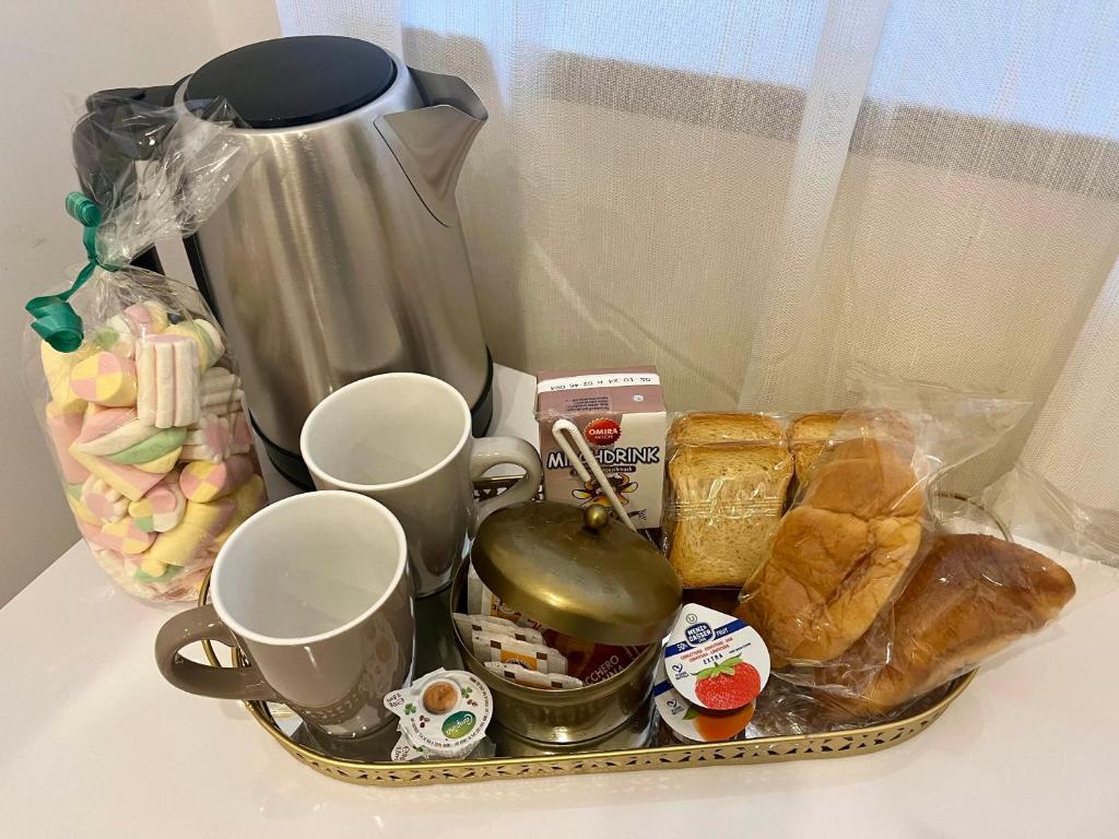 un vassoio di prodotti da forno, tazze di caffè e pane di Pantheon 15 a Roma