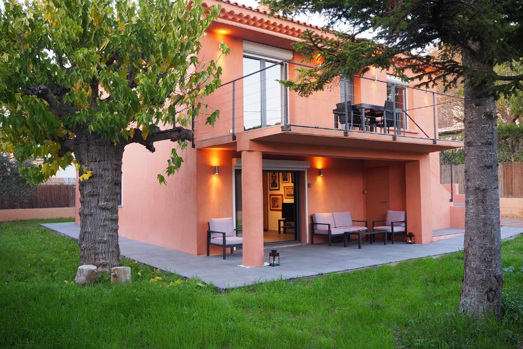 une maison avec un balcon, une table et des chaises dans l'établissement Madehouse - T3 indépendant-Parking-Piscine-Centre ville Aix à pied, à Aix-en-Provence