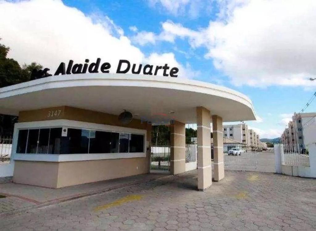 a building with a sign on the top of it at Apartamento térreo de 1 quarto próximo a Arena Opus in São José