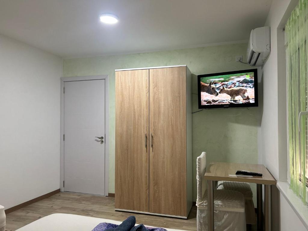 TV a/nebo společenská místnost v ubytování Adam's Apartments 4