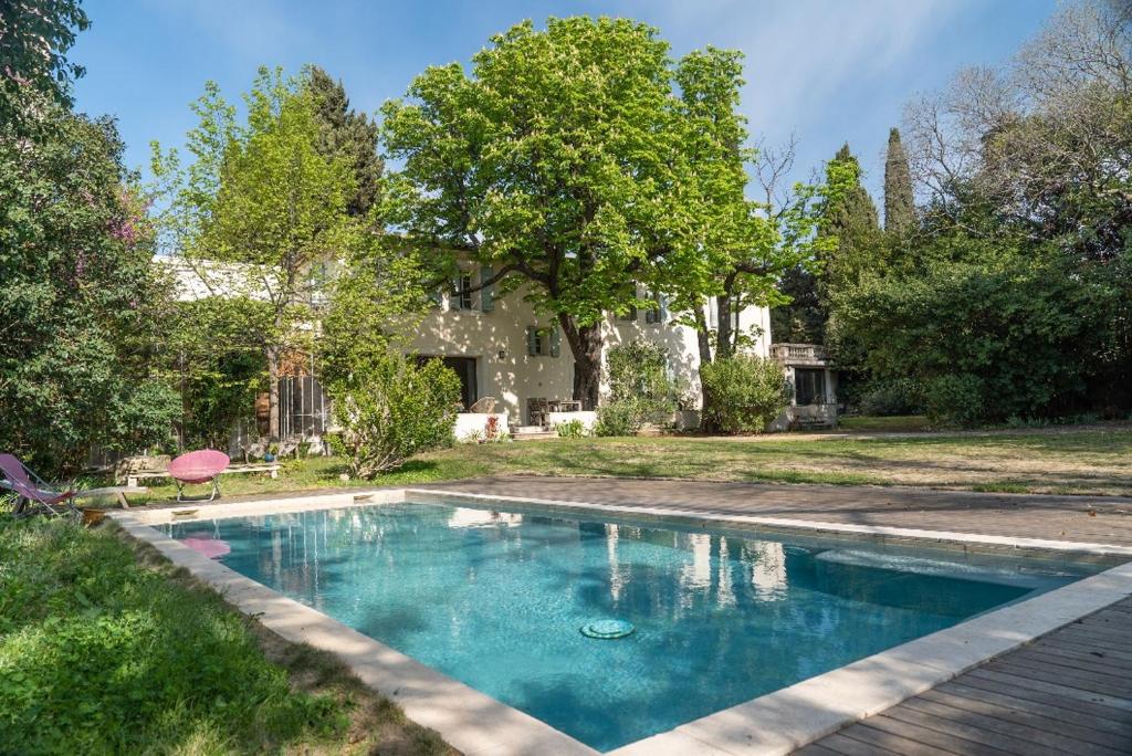 une piscine dans la cour d'une maison dans l'établissement Mas de la Chamberte, à Montpellier