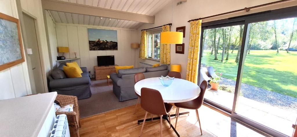 Posezení v ubytování Lochend Chalets