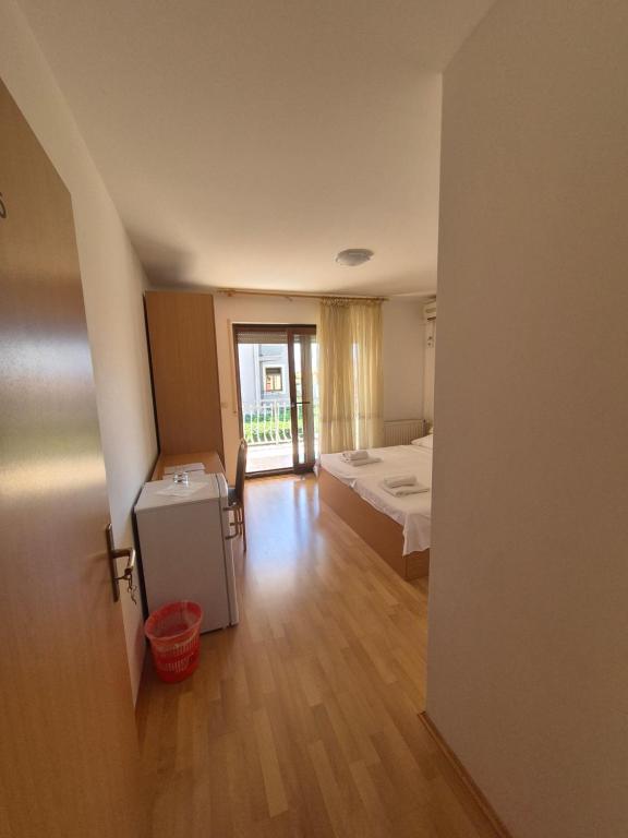 Postel nebo postele na pokoji v ubytování Apartments and Rooms Mamić