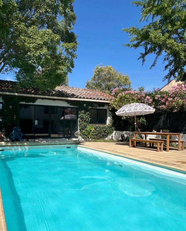une piscine devant une maison dans l'établissement Une halte entre terre et mer, à Espira-de-lʼAgly