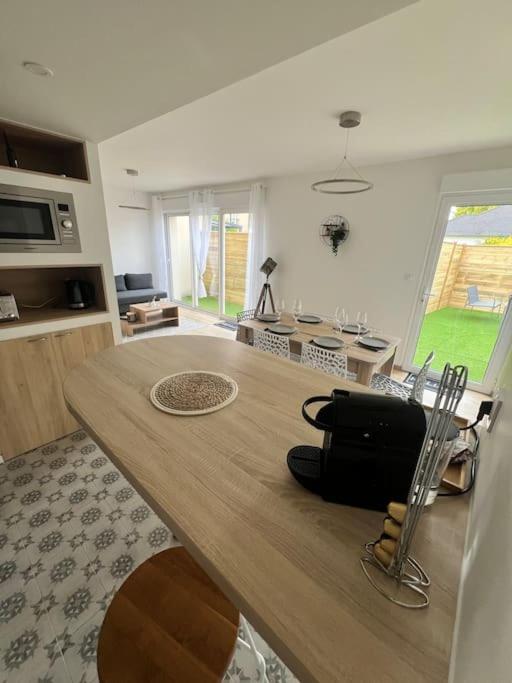 - une cuisine avec une table en bois dans une chambre dans l'établissement Chez Hugo, à Saint-Brice-Courcelles