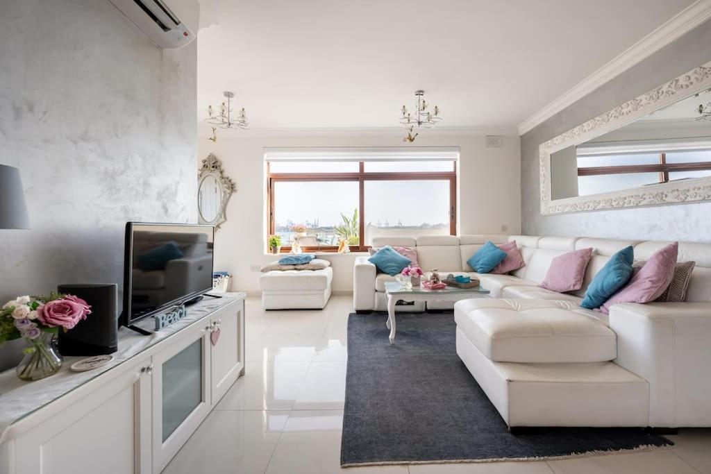 TV a/nebo společenská místnost v ubytování Seagull Penthouse Marsaxlokk