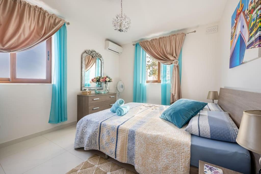 Postel nebo postele na pokoji v ubytování Seagull Penthouse Marsaxlokk
