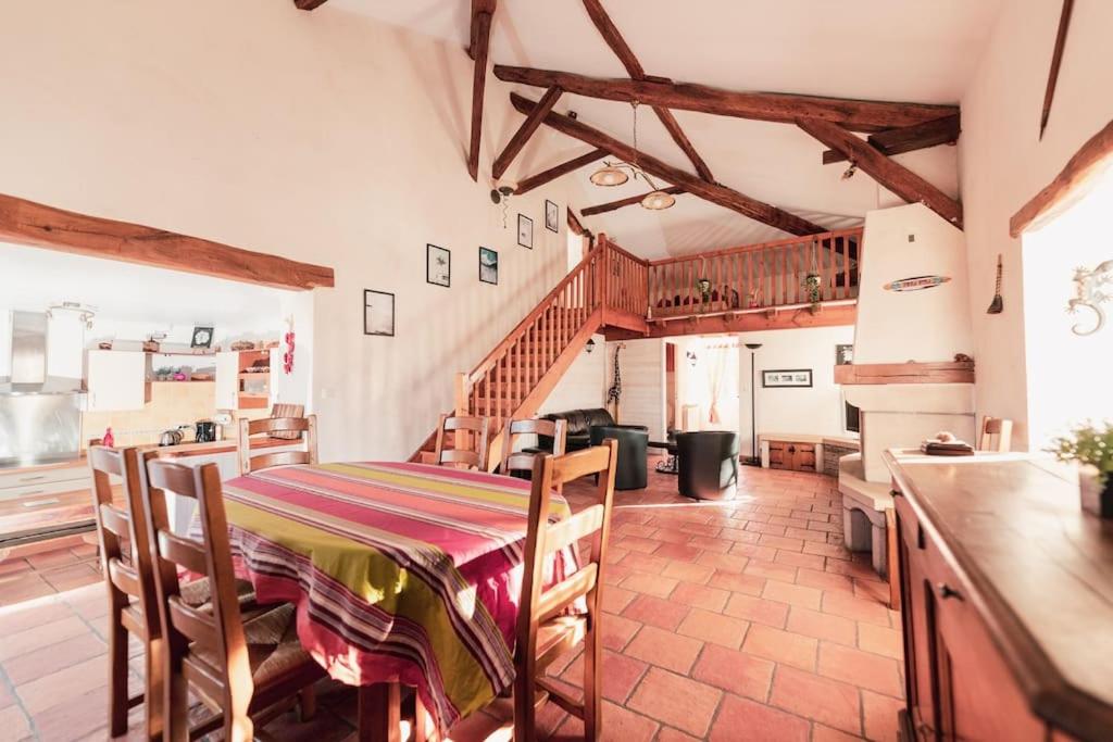 une salle à manger avec une table et une cuisine dans l'établissement Appartement de 100 m2 à Anglet à 5 min des plages, à Anglet