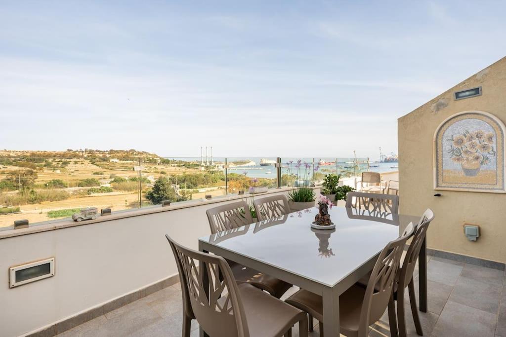 Balkón nebo terasa v ubytování Seagull Penthouse Marsaxlokk
