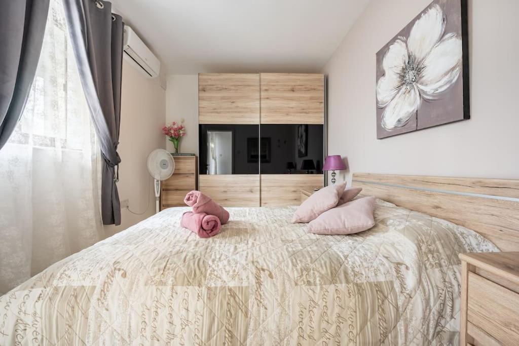 Postel nebo postele na pokoji v ubytování Seagull Penthouse Marsaxlokk