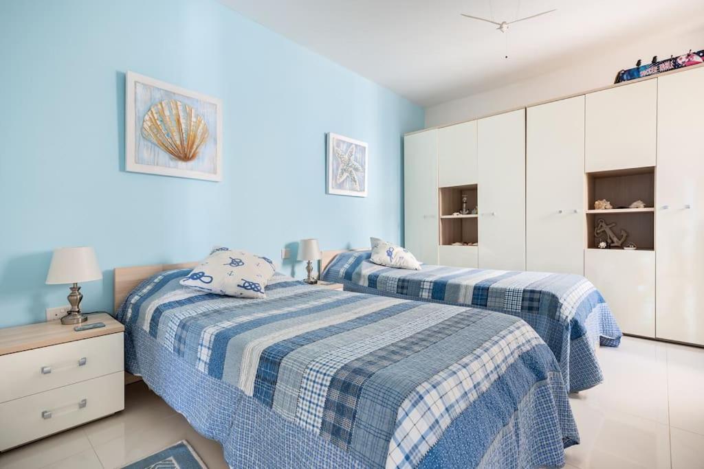 Postel nebo postele na pokoji v ubytování Seagull Penthouse Marsaxlokk