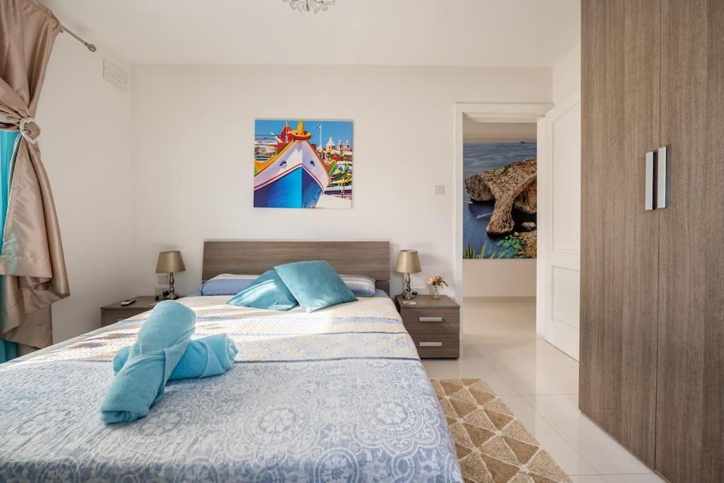 Postel nebo postele na pokoji v ubytování Seagull Penthouse Marsaxlokk