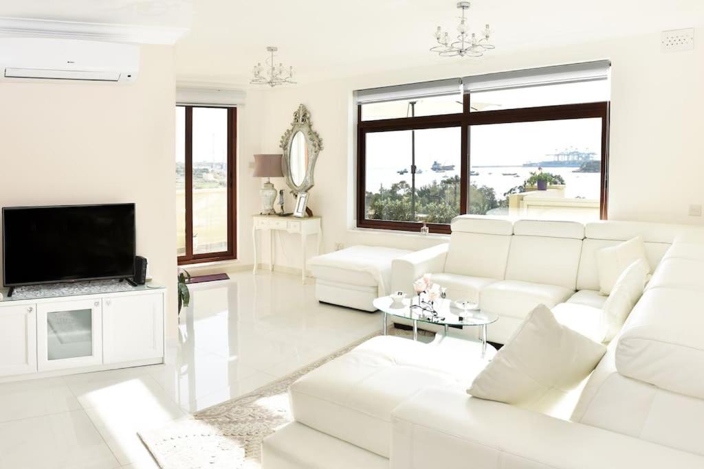 TV a/nebo společenská místnost v ubytování Seagull Penthouse Marsaxlokk