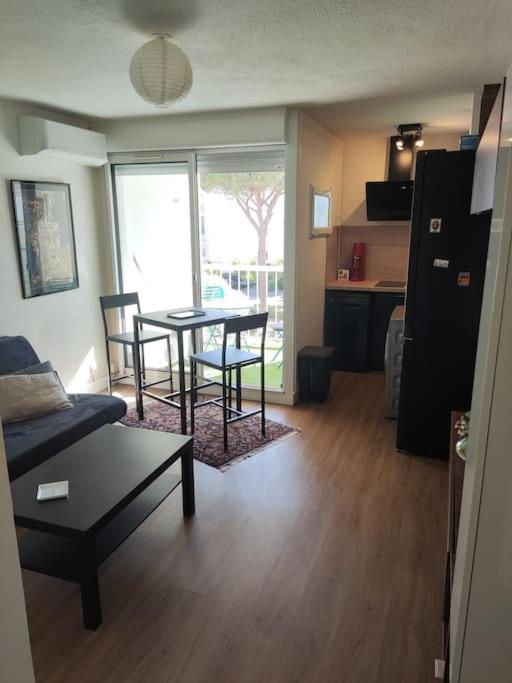 un salon avec une table et un canapé dans l'établissement Studio, à La Grande Motte