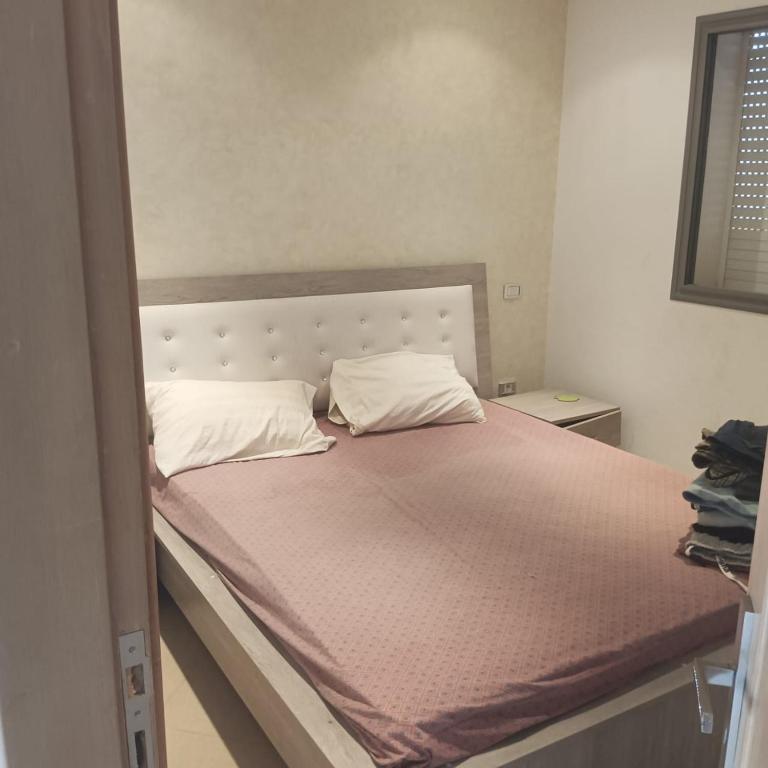 - un lit avec 2 oreillers dans l'établissement S1 Chat Mariem Vue Mer, à Hammam Sousse