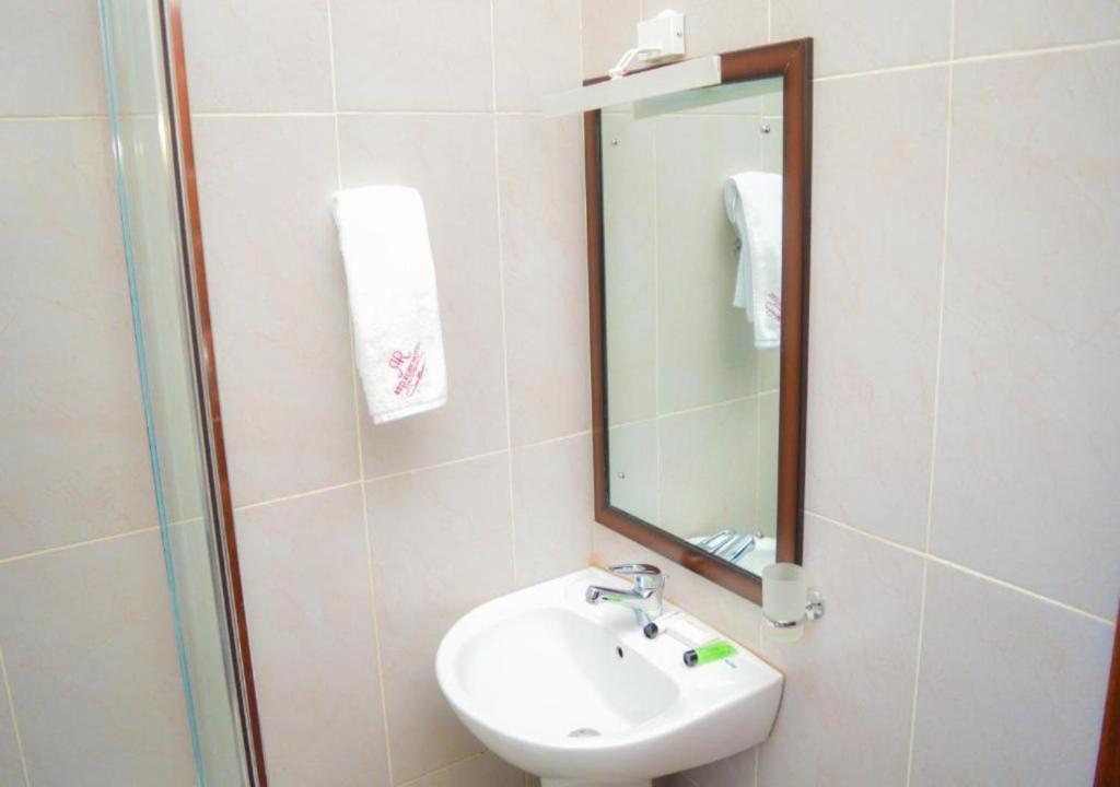Koupelna v ubytování Red Ruby Hotel