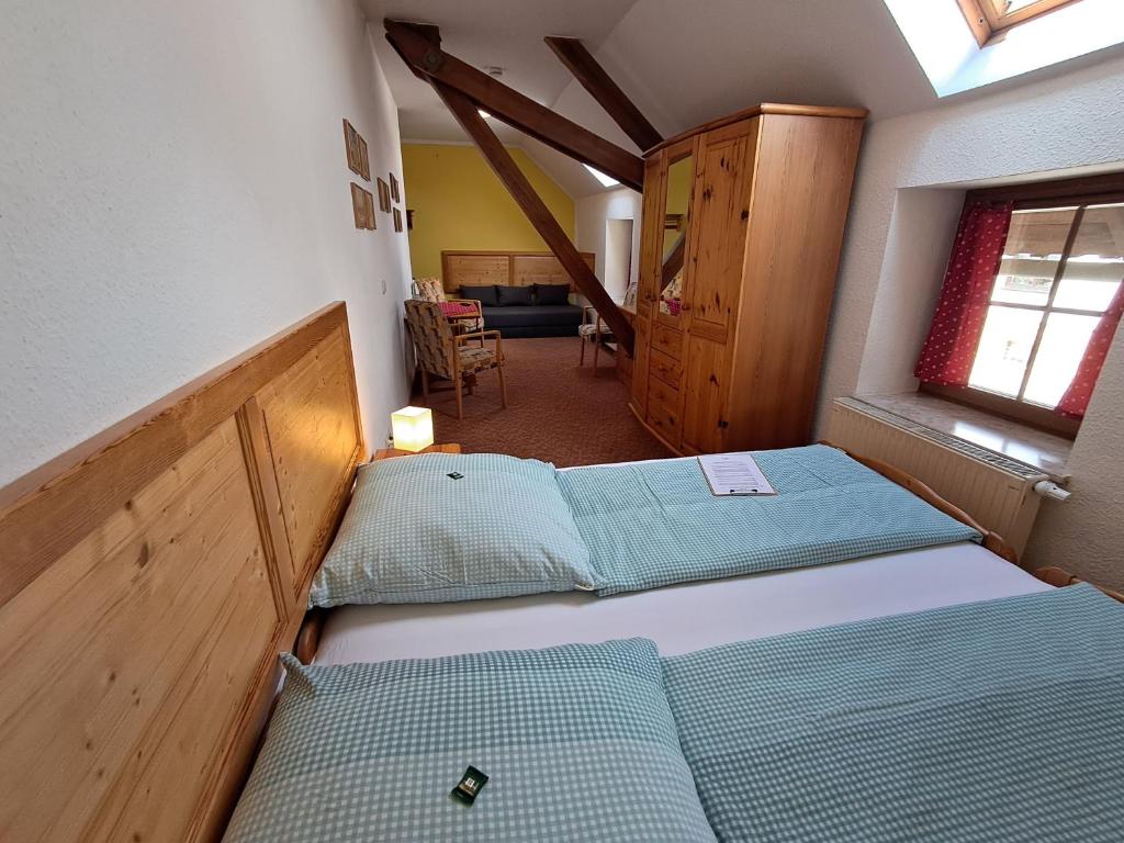Postel nebo postele na pokoji v ubytování Pension Kronenburghof