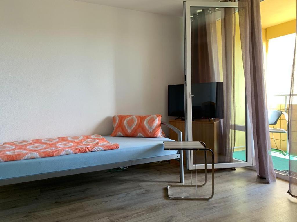 a bedroom with a bed and a table and a tv at TOP 2 Zimmer Apartment Mainz-Lerchenberg - nähe Mainz, Wiesbaden, Frankfurt, Alzey in Mainz