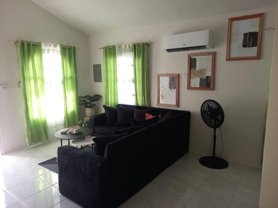 Posezení v ubytování Caribbean Charm 2BR with Stunning Sea Views
