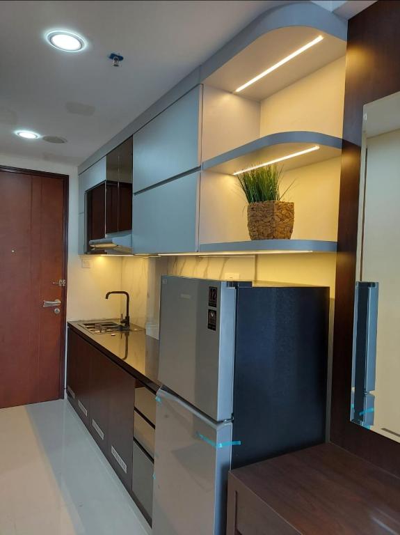 Η κουζίνα ή μικρή κουζίνα στο Pollux Habibi Apartment