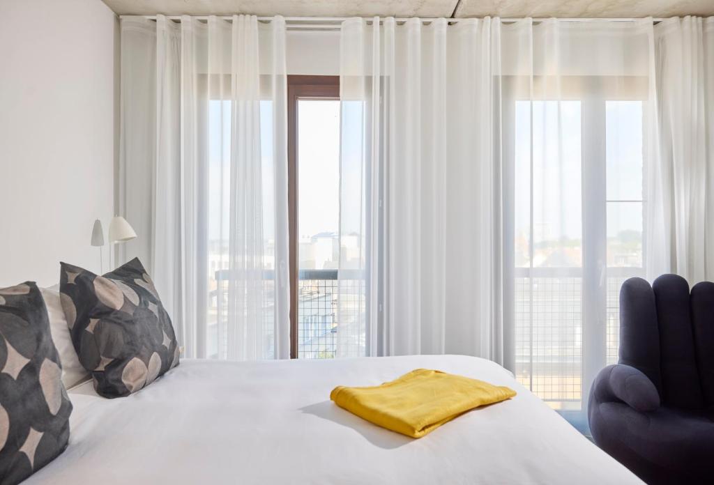 Uma cama ou camas num quarto em BANKS Antwerp