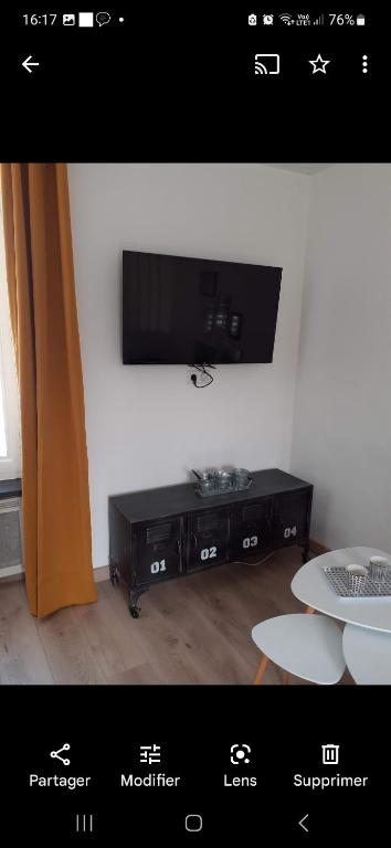TV a/nebo společenská místnost v ubytování à 2 minutes de la plage