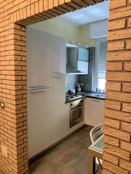 Kuchyň nebo kuchyňský kout v ubytování splendido appartamento