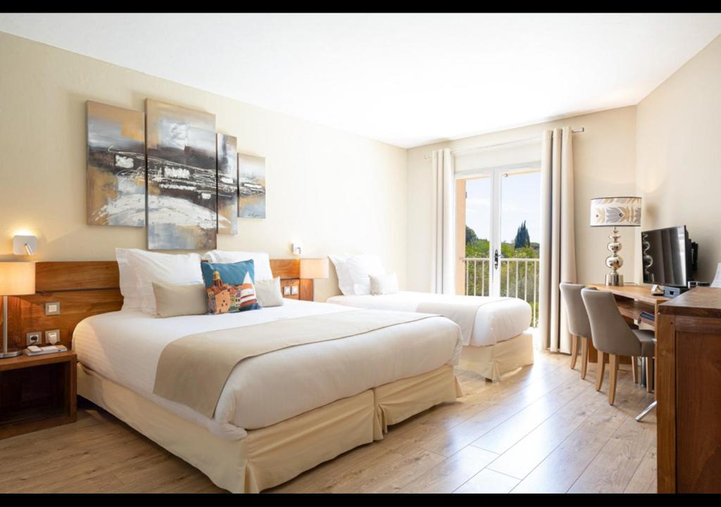 Кровать или кровати в номере Hotel La Garbine