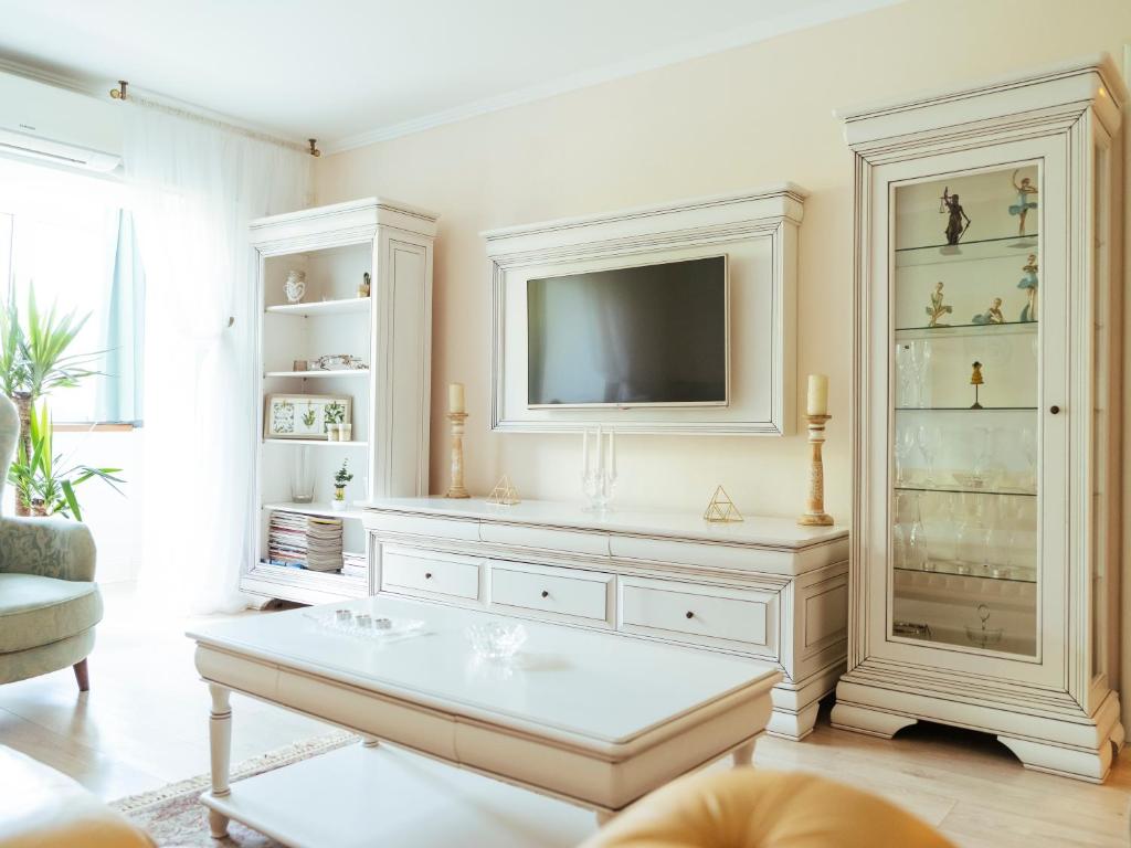 TV a/nebo společenská místnost v ubytování Herastrau Park Luxury Apartment