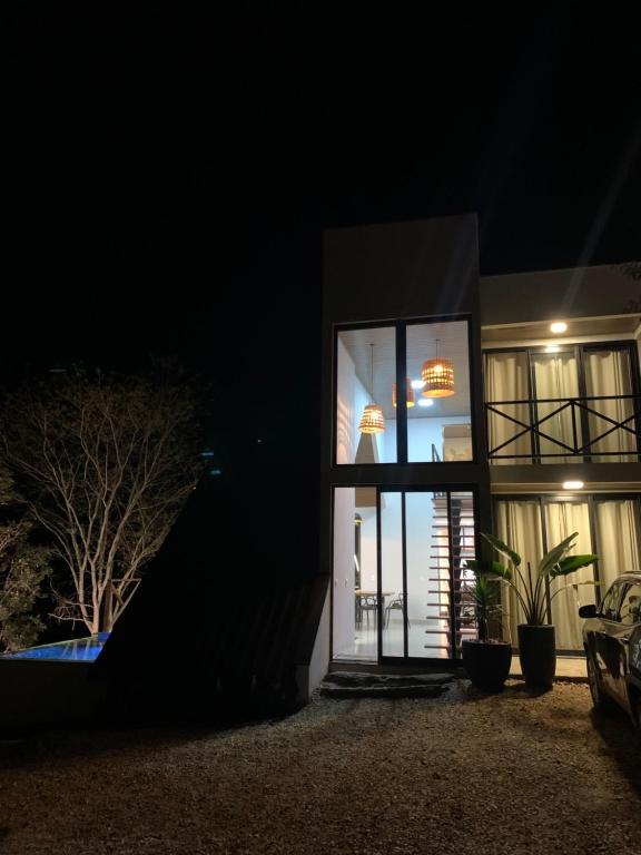 a house at night with a view of the ocean at Chalés Piribless-Ikigai in Pirenópolis