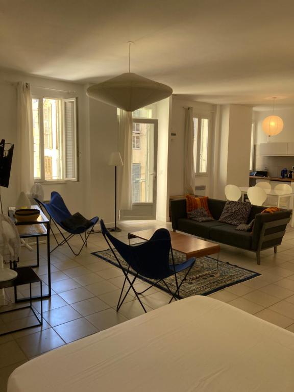 un salon avec des chaises et un canapé dans l'établissement L'Appartement Bleu, à Nice