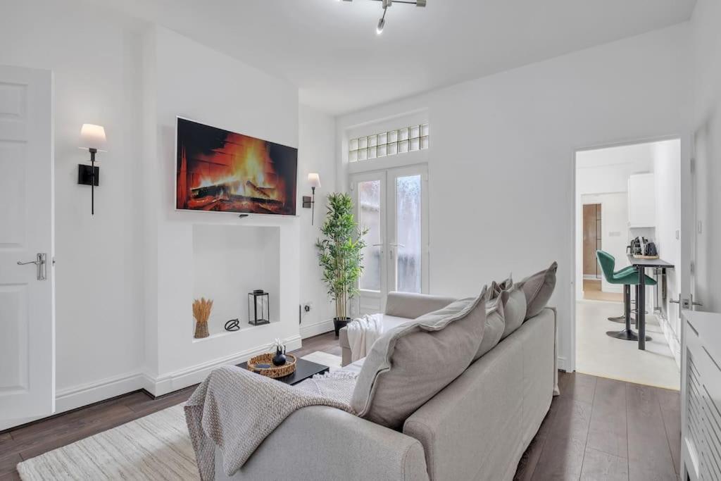 a white living room with a couch and a table at Cozy Nook-Hot Tub, Sleeps 8, Free Parking, Netflix in Leicester