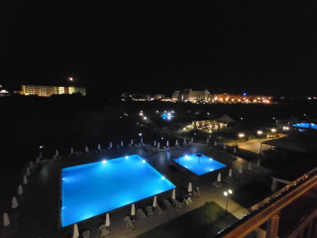 オブゾルにあるApartment Sunriseの夜間のスイミングプール2つの景色