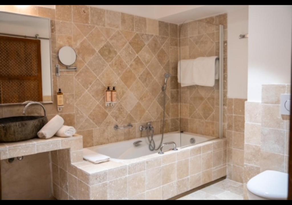 Ванная комната в Hotel La Garbine