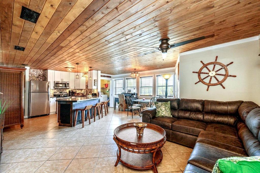 Kuchyň nebo kuchyňský kout v ubytování Captains Quarters 3 Comm Pools Pet Friendly