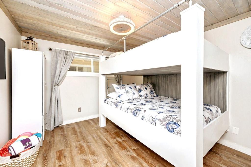 Ein Bett oder Betten in einem Zimmer der Unterkunft Captains Quarters 3 Comm Pools Pet Friendly